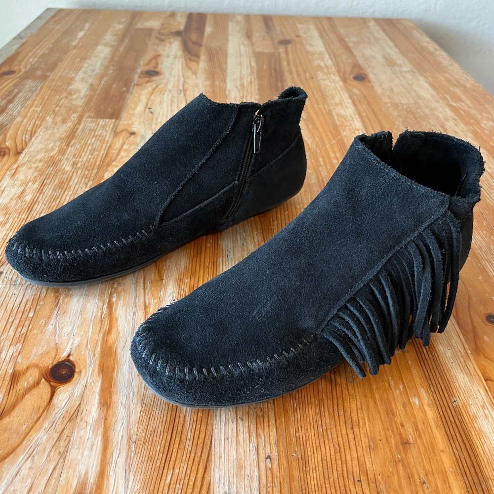 Minnetonka, black sueded leather fringed ankle booties women’s size 9 moccasin